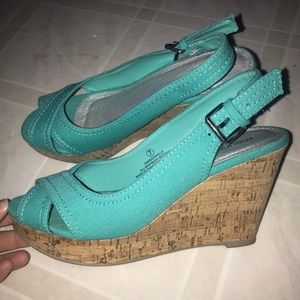 In perfect shape! Teal blue shade